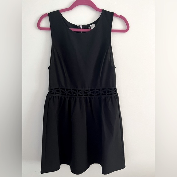 NWOT Mini dress Divided H&M with open crisscross detailed on the waist. Size 12 - Picture 3 of 4